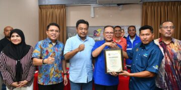 MOHD. Sharkar Shamsudin (tiga dari kiri)