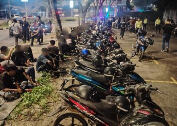 MOTOSIKAL jenis Yamaha Y15ZR dan 135LC yang disita pihak Polis dalam Op Samseng Jalanan sempena Sambutan Tahun Baharu 2026, awal pagi tadi.