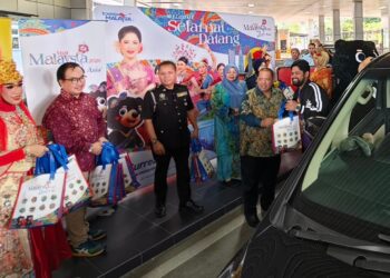 ABU Bakar Hamzah menyambut pelancong bersempena program sambutan di pintu masuk seluruh negara dan di hab pengangkutan utama sempena TMM 2026 di Kompleks Imigresen, Kastam, Kuarantin dan Keselamatan (ICQS) Padang Besar dan Stesen Kereta Api Padang Besar hari ini.-UTUSAN