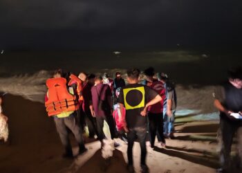 PASUKAN mencari dan menyelamat menemukan mayat Mohd. Fazir Shafie yang lemas ketika mandi di Pantai Sura Tengah, Dungun. Terengganu.