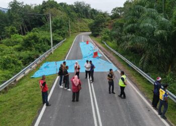 LOKASI Jalan Kampung Kertau - Pejing - Kuala Wau ditutup sepenuhnya kepada semua kenderaan berikutan mendapan tanah di Kampung Pejing, Chenor, Maran, Pahang. - IHSAN JKR MARAN