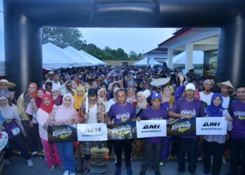 Pix

ASRI Mat Isa (tiga dari kiri) menyempurnakan Guar Sanji Kampung Run di Kampung Che Ok, Arau, Perlis hari ini.-UTUSAN/IZLIZAN OTHMAN