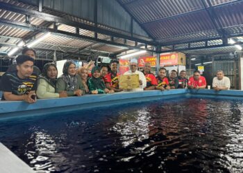 SHAHIDAN Kassim merasmikan pembukaan King Pancing Udang di Kampung Guar Syed Alwi, Kangar, Perlis semalam.-UTUSAN/MOHD. HAFIZ ABD. MUTALIB