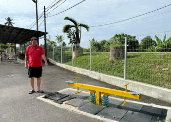 WONG Han Teck menunjukkan alat permainan yang rosak dan tidak diselenggara ketika ditemui di Kampung Baru Bukit Pilah, Jempol, Negeri Sembilan. – UTUSAN/NOR SHAFIQAH MOHD. GHAZALI