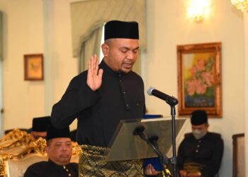 WAN Zikri Afhtar Ishak mengangkat sumpah jawatan Exco pada majlis pelantikan dan angkat sumpah jawatan tersebut di Istana Arau, Perlis hari ini.-UTUSAN