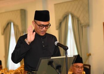 IZIZAM Ibrahim mengangkat sumpah jawatan Exco majlis pelantikan dan angkat sumpah jawatan tersebut di Istana Arau, Perlis hari ini.-UTUSAN