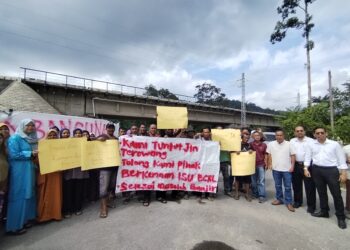 PENDUDUK Kampung Bintang melakukan  demonstrasi meminta diatasi masalah banjir kilat yang didakwa erpunca daripada projek Laluan Rel Pantai Timur (ECRL).  -UTUSAN / WAN ZURATIKAH IFFAH WAN ZULKIFLI