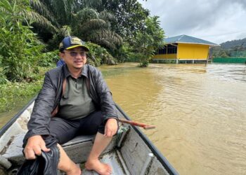 OMAR ketika meninjau sekolah-sekolah yang terjejas akibat banjir di Kuching, hari ini.