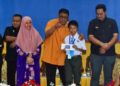 AB. RAUF ketika melakukan lawatan hari pertama persekolahan serta menyampaikan Bantuan Awal Persekolahan (BAP) 2026 di Sekolah Menengah Kebangsaan Kampung Gelam, Tanjung Kling, Melaka, hari ini.-UTUSAN/AMRAN ALI.
