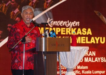 AHMAD Zahid Hamidi berucap pada Konvensyen Memperkasa Pendidikan Melayu di sebuah hotel di Kuala Lumpur hari ini. - UTUSAN/ISKANDAR ISHAK