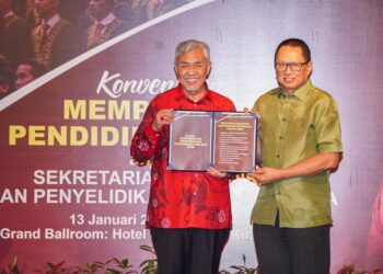 AHMAD Zahid Hamidi (kiri) menerima resolusi memperkasa pendidikan Melayu daripada Pengerusi Sekretariat Pendidikan dan Penyelidikan UMNO, Datuk Mohd. Puad Zarkashi pada Konvensyen Pendidikan Melayu di sebuah hotel di Kuala Lumpur hari ini. - UTUSAN/ISKANDAR ISHAK