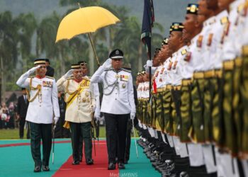 TUANKU Muhriz Ibni Almarhum Tuanku Munawir pada Istiadat Kawalan Kehormat Utama yang berlangsung di Istana Seri Menanti, Kuala Pilah sempena Hari Keputeraan Ke-78 baginda hari ini. - GAMBAR/PEJABAT MB NEGERI SEMBILAN