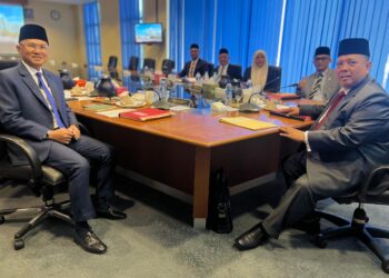 ABU Bakar Hamzah (kanan) mempengerusikan Mesyuarat Exco buat pertama kali selepas memegang jawatan Menteri Besar di Kompleks Seri Putra, Kangar, Perlis, hari ini.-UTUSAN/ASYRAF MUHAMMAD