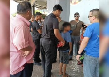 SEORANG kanak-kanak lelaki berusia 10 tahun ditahan selepas didapati mencuri satu paket serbuk kopi segera seberat di sebuah pasar raya di Bahau, Jempol, pagi tadi. - GAMBAR/IHSAN POLIS