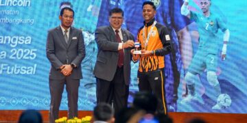 PENJAGA gol futsal negara, Muhammad Syaifuddin Syukri  Ibrahim Lincoln (kanan) menerima penghargaan khas daripada Tan Sri Dr Johari Abdul (tengah) pada Majlis Amanat Tahun Baharu 2026 Yang di-Pertua Dewan Rakyat.