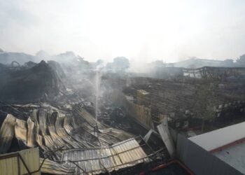 KEADAAN kilang memproses minyak yang terbakar malam tadi di Olak Lempit, Banting, Selangor. - UTUSAN/FAISOL MUSTAFA