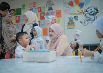 FADHLINA Sidek bermesra dengan murid di Sekolah Kebangsaan Putrajaya Presint 9(1). - UTUSAN/FAIZ ALIF ZUBIR