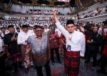 AB. Rauf Yusoh (kiri) bersama Muhamad Akmal Saleh ketika Perhimpunan Agung Pemuda UMNO (PAU) di Pusat Dagangan Dunia (WTC) Kuala Lumpur, di sini hari ini.