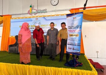 JASRI Kasim (kanan) melakukan gimik perasmian sempena Kampung Angkat Madani di Kampung Guchil Bayam, Kota Bharu, Kelantan. - UTUSAN/ ROSLIZA MOHAMED