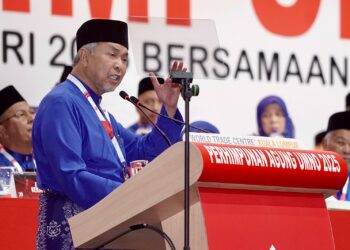 AHMAD Zahid Hamidi ketika berucap dalam penggulungan Perhimpunan Agung UMNO 2025 di Dewan Merdeka, Pusat Dagangan Dunia Kuala Lumpur (WTCKL) hari ini. – UTUSAN/MUHAMAD IQBAL ROSLI