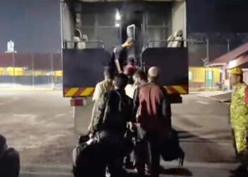 SEBAHAGIAN PATI menaiki trak di Depo Tahanan Imigresen Tanah Merah, Kelantan untuk dihantar pulang ke negara asal.