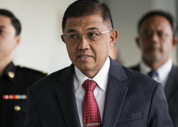 MOHD. Nizam Jaffar dihadapkan ke Mahkamah Sesyen, Kuala Lumpur hari ini atas tiga pertuduhan menggunakan kedudukan dan menerima wang berjumlah RM752,481.90 dan satu pertuduhan pecah amanah RM3 juta. - UTUSAN/ISKANDAR ISHAK