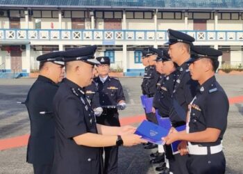 MOHAMAD Zainal ketika Perhimpunan Bulanan Pesuruhjaya Polis Sarawak di IPK Sarawak, pagi tadi.