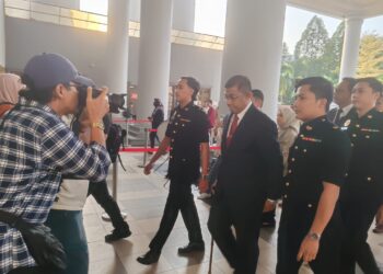 MOHD. Nizam Jaffar tiba di pekarangan Kompleks Mahkamah Kuala Lumpur pada pukul 8.20 pagi tadi.