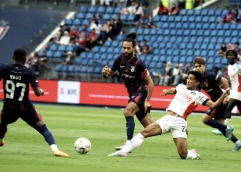 Pemain tengah PDRM Mohamad Imran Samso mengawal pergerakan pemain JDT Corbin Ong dalam aksi timbal balik  saingan pusingan 16 Piala Malaysia di Stadium Sultan Ibrahim, Iskandar Puteri disini hari ini. - UTUSAN/RAJA JAAFAR ALI