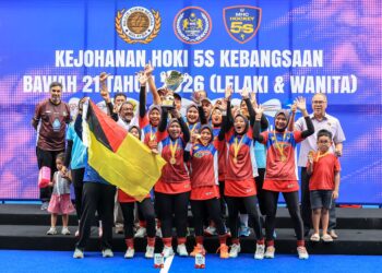 Para pemain Negeri Sembilan meraikan kemenangan selepas menewakan pasukan Pahang dalam Kejohanan Hoki Lima Sebelah (5s) Bawah 21 Kebangsaan 2026 wanita di Stadium Hoki Bukit Jalil di sini hari ini. - UTUSAN/FARIZ RUSADIO