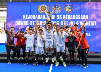 Para pemain Pahang meraikan kemenangan selepas menewakan pasukan Perak dalam Kejohanan Hoki Lima Sebelah (5s) Bawah 21 Kebangsaan 2026 lelaki di Stadium Hoki Bukit Jalil di sini hari ini. - UTUSAN/FARIZ RUSADIO