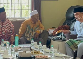 ABU Bakar Hamzah (kiri) bersama Presiden Bersatu, Tan Sri Muhyiddin Yassin (kanan) menziarahi Mursyidul Am Pas, Datuk Hashim Jasin (tengah) di Kampung Sena, Arau, Perlis semalam.-UTUSAN/ASYRAF MUHAMMAD