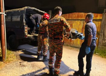 ANGGOTA polis dan bomba mengusung mayat Fatimah Mat Said yang rentung dalam kebakaran di Jalan Tok Guru, Kota Bharu, Kelantan. - UTUSAN/ROSLIZA MOHAMED