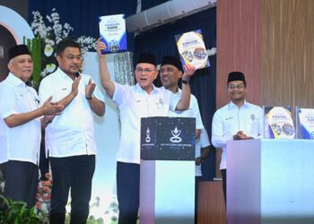 WAN Rosdy Wan Ismail (tiga dari kiri) melancarkan buku Panduan Rubrik dan Strategi Pembelajaran Abad Ke-21 pada Majlis Anugerah Kecemerlangan Pendidikan Sekolah Menengah Agama Kerajaan Negeri Pahang Kali Ke-24 2025 di Kuantan, Pahang. - FOTO/SHAIKH AHMAD RAZIF