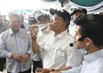 WAN ROSDY Wan Ismail (tengah) mencuba air Bubbles O2 pada Majlis Pecah Tanah Projek Cari Gali Sumber Air Bawah Tanah Bubbles O2 di tanah Yayasan Pahang di Ladang Gambang di Kuantan, Pahang. - FOTO/SHAIKH AHMAD RAZIF
