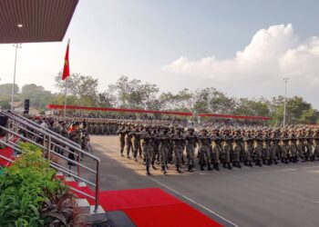 AZHAN Md Othman memberikan tabik hormat semasa Perbarisan Tamat Latihan Perajurit Muda Lelaki Siri 204/25 dan Wanita Siri 50/25 di Pusasda, Port Dickson hari ini.-UTUSAN/MOHD. SHAHJEHAN MAAMIN.