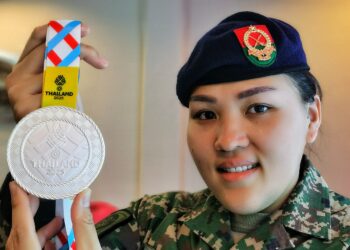 QUEENIE Kung Ni Ting menunjukkan pingat perak yang dimenangi pada Sukan SEA Thailand 2025 ketika ditemui di Pusasda, Port Dickson hari ini.-UTUSAN/MOHD. SHAHJEHAN MAAMIN