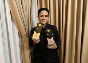 DINIE Amirah Zuhairi menunjukkan anugerah Top 3 Best Outlet Performer dan Top 3 Best Rookie Outlet yang terima dua cawangan Kopi Saigon kendalian DAZ Group Resources.