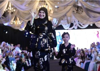 Fazura bersama anaknya pada Jakel 4nomena Raya 2026 di Jakel Mall Kuala Lumpur hari ini. - UTUSAN/SYAKIR RADIN