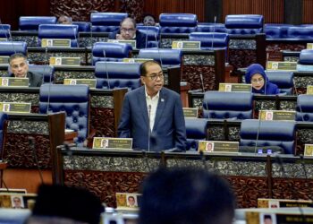 Mohamed Khaled Nordin pada Sesi Penerangan Menteri Pertahanan mengenai isu terkini berkaitan rasuah dan salah guna kuasa dalam ATM di Dewan Rakyat, semalam.