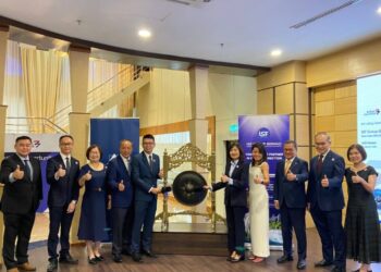 JEFF Ai Boon Chen (lima dari kiri) ketika penyenaraian ISF Group Berhad di pasaran ACE Bursa Malaysia Securities Berhad di sini, semalam.