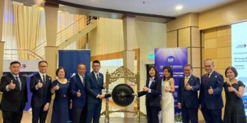 JEFF Ai Boon Chen (lima dari kiri) ketika penyenaraian ISF Group Berhad di pasaran ACE Bursa Malaysia Securities Berhad di sini, semalam.