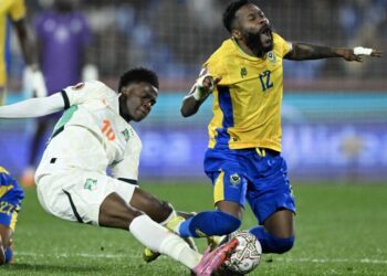 Pemain tengah Ivory Coast, Christ Inao Oulai (kiri) mengasak pemain Gabon, Guelor Kanga dalam saingan Piala Negara-Negara Afrika di Marrakech, kelmarin. - AFP