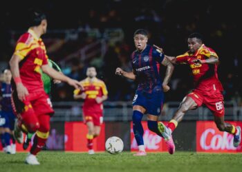 PEMYERANG JDT, Bergson di asak pemain Selangor pada aksi Liga Super di Stadium Majlis Bandaraya Petaling Jaya, hari ini.-IHSAN JST