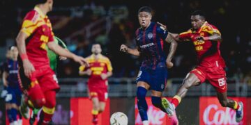 PEMYERANG JDT, Bergson di asak pemain Selangor pada aksi Liga Super di Stadium Majlis Bandaraya Petaling Jaya, hari ini.-IHSAN JST