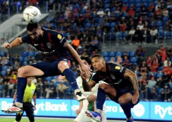 Pemain pertahanan Johor Darul Ta'zim (JDT), Antonio Glauder menanduk bola ke gawang Kuching City FC dalam saingan Liga Super di Stadium Sultan Ibrahim, Iskandar Puteri, Johor, kelmarin. - UTUSAN/RAJA JAAFAR ALI