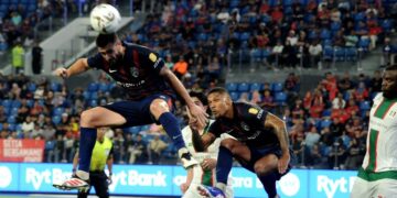 Pemain pertahanan Johor Darul Ta'zim (JDT), Antonio Glauder menanduk bola ke gawang Kuching City FC dalam saingan Liga Super di Stadium Sultan Ibrahim, Iskandar Puteri, Johor, kelmarin. - UTUSAN/RAJA JAAFAR ALI