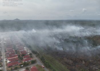 KEBAKARAN kawasan tanah gambut di Jalan Sungai Kapal, Taman Bayu Damai berjaya dikawarl oleh pihak bomba. - GAMBAR IHSAN JBPM