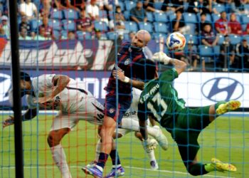 PENJAGA gol Shan United FC, Kyaw Zin Phyo menyelamatkan tandukan penyerang Johor Darul Ta’zim (JDT) Joao Figueiredo (tengah) pada perlawanan peringkat Kumpulan B Kejuaraan Kelab ASEAN (ACC)  2025/2026 di Stadium Sultan Ibrahim, Iskandar Puteri, kelmarin. -GAMBAR/RAJA JAAFAR ALI