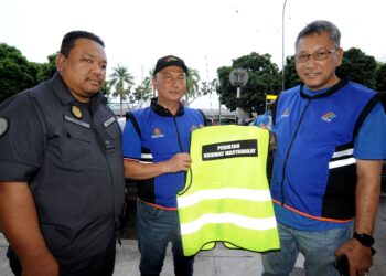 KETUA Pegawai Eksekutif SWCorp, Khalid Mohamed (kanan) bersama Pengarah SWCorp Johor, Zainal Fitri Ahmad (dua dari kiri) menunjukkan vest perintah khidmat masyarakat yang akan dipakai oleh pesalah ketika tinjauan di Larkin Sentral, Johor Bahru, Johor. - UTUSAN/RAJA JAAFAR ALI